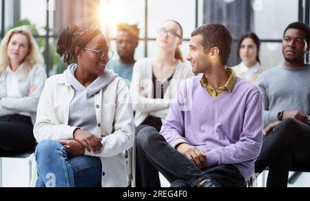 Führt eine Geschäftsausbildung mit einer Gruppe junger Menschen durch. Stockfoto