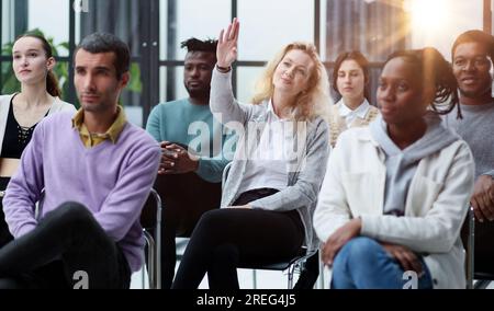 Führt eine Geschäftsausbildung mit einer Gruppe junger Menschen durch. Stockfoto