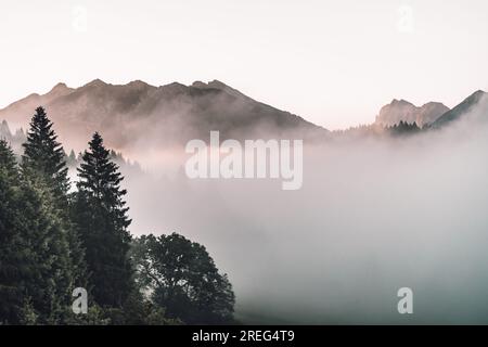 Blick auf Berge und Wälder bei Sonnenaufgang am Geroldsee, Bayern, Deutschland, Europa Stockfoto