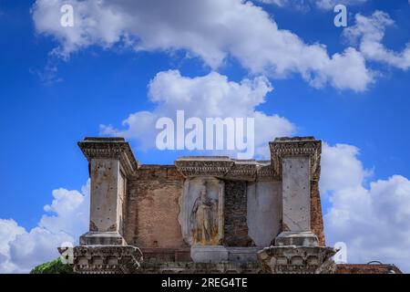 Das Forum von Nerva in Rom, Italien: Blick auf die 'Colonnacce'. Stockfoto