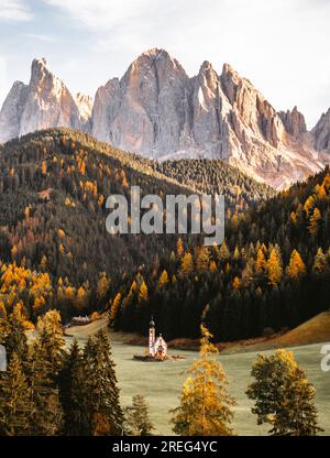 Wunderschöne Aufnahme der Kirche Chiesetta di San Giovanni in Ranui Dolomiten Italien Stockfoto