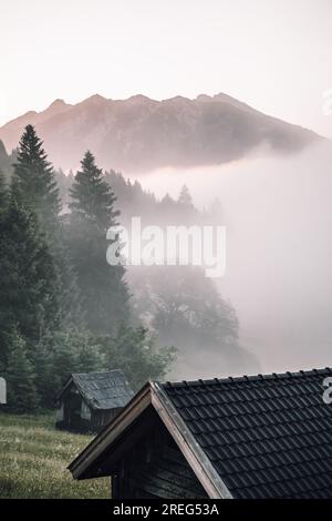 Blick auf Berge und Wälder bei Sonnenaufgang am Geroldsee, Bayern, Deutschland, Europa Stockfoto