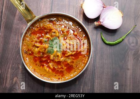 Traditionelles SEV Bhaji oder sev Tamatar nu Shaak mit Jowar Bhakri. SEV ist ein knusprig gebratenes Gramm Mehl Vermicelli. Serviert mit gehackten Zwiebeln und Zitrone. Stockfoto