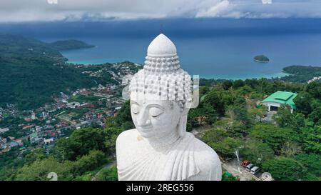 Draufsicht Big buddha Statue Phuket, Thailand. Weißer großer Buddha das wichtigste berühmte Touristenziel auf der Insel Phuket Stockfoto