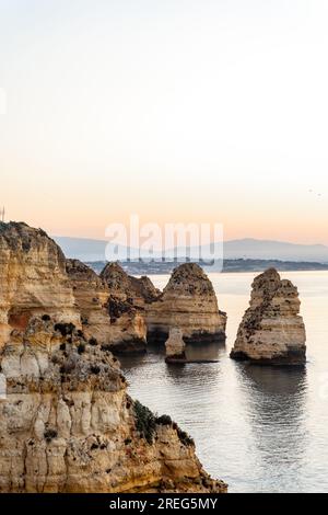 Wunderbarer Blick auf Ponta da Piedade während des Sonnenaufgangs in Lagos, Algarve, Portugal Stockfoto