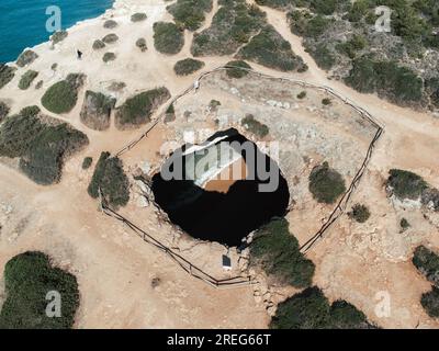 Gerahmte Luftdrohne der Benagil-Höhlen an der Algarve, Portugal Stockfoto