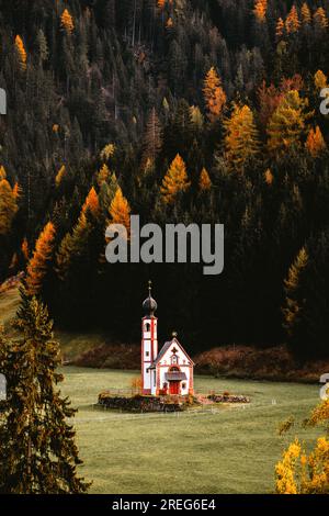 Wunderschöne Aufnahme der Kirche Chiesetta di San Giovanni in Ranui Dolomiten Italien Stockfoto