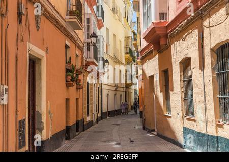 CADIZ, SPANIEN - 22. MAI 2017: Dies ist eine schmale alte Straße im Wohnviertel Populo. Stockfoto