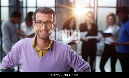 Porträt eines jungen, lässigen Mannes mit Brille. In Alltagskleidung Stockfoto