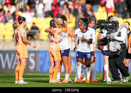 Wellington, Neuseeland. 27. Juli 2023. Wellington, Neuseeland, Juli 27. 2023: Danielle van De Donk (10 Niederlande) und Lindsey Horan (10 USA) umarmen sich nach dem Spiel während des Fußballspiels der FIFA Womens World Cup 2023 zwischen den USA und den Niederlanden im Wellington Regional Stadium in Wellington, Neuseeland. (Daniela Porcelli/SPP) Kredit: SPP Sport Press Photo. Alamy Live News Stockfoto