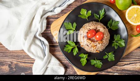 Mandelreis. Türkische Köstlichkeiten. Reis mit schwarzem Pfeffer, Zimt, Nelkenpfeffer, Johannisbeeren, Mandeln und Reis. Ramadan-Essen. Lokaler Name: Ic pila Stockfoto