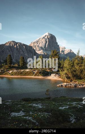 Wunderschöner Sonnenuntergang auf dem Lago di Limides im Falzarego Pass Dolomiten, Italien Stockfoto
