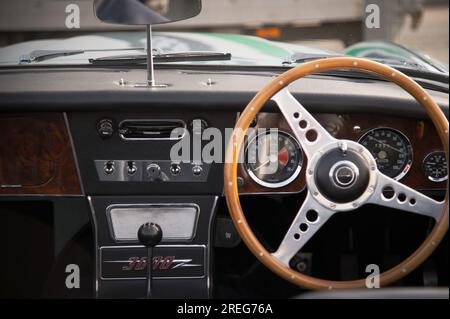 Armaturenbrett, Zahnräder und Lenkrad eines Austin Healey 3000 Stockfoto