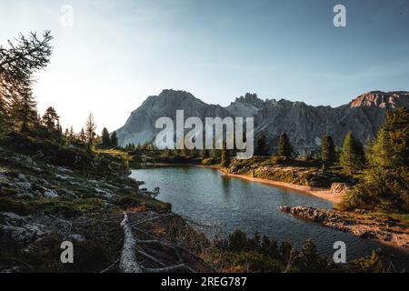 Wunderschöner Sonnenuntergang auf dem Lago di Limides im Falzarego Pass Dolomiten, Italien Stockfoto