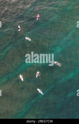 Luftfoto von Surfern am Balangan Beach bei Sonnenuntergang, Bali, Uluwatu, Indonesien Stockfoto