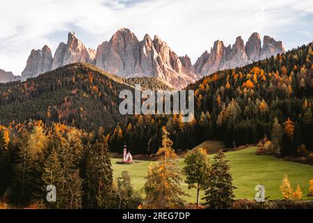 Wunderschöne Aufnahme der Kirche Chiesetta di San Giovanni in Ranui Dolomiten Italien Stockfoto