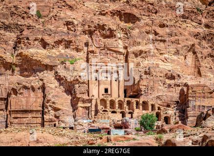 Die Königsgräber, eine Reihe von großen geschnitzten Mausoleen mit beeindruckenden Fassaden mit Blick auf die antike Stadt Petra in Jordanien. Stockfoto