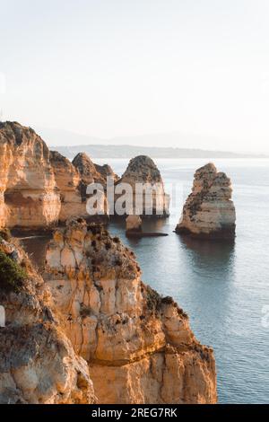 Wunderbarer Blick auf Ponta da Piedade während des Sonnenaufgangs in Lagos, Algarve, Portugal Stockfoto