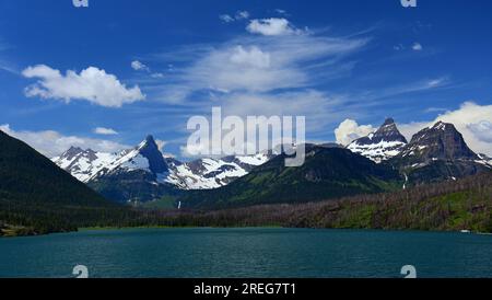 Spektakuläres Panorama auf den Fusillade Mountain und den Schießrückenkamm vom Sun Point Trail im Gletscher-Nationalpark, montana Stockfoto