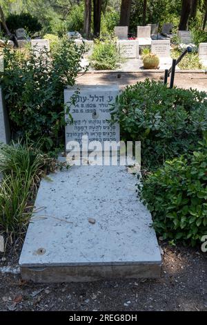 Grab von Ayin Hillel auf dem Friedhof von Kibbutz Mishmar Haemek, 1926 gegründet Ayin Hillel (Hebräisch: ע. הלל) war der Name des Pens Hillel Omer (4 Stockfoto