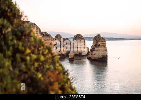 Wunderbarer Blick auf Ponta da Piedade während des Sonnenaufgangs in Lagos, Algarve, Portugal Stockfoto