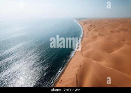 Luftdrohne, wo Wüste auf den Ozean trifft, Sandwich Harbour, Namibia, Afrika Stockfoto