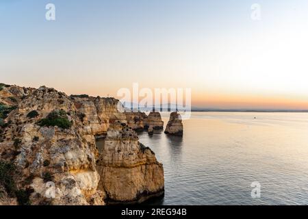 Wunderbarer Blick auf Ponta da Piedade während des Sonnenaufgangs in Lagos, Algarve, Portugal Stockfoto