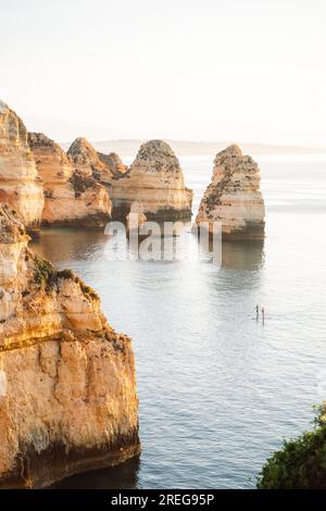 Blick auf Ponta da Piedade bei Sonnenaufgang mit Stand-Up-Paddel Lagos Algarve Portugal Stockfoto