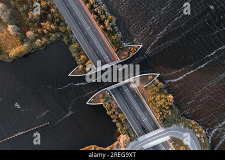 Aus der Vogelperspektive überquert das Boot den Aquadukt in Harderwijk, Veluwemeer, Niederlande Stockfoto