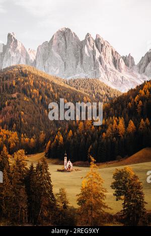 Wunderschöne Aufnahme der Kirche Chiesetta di San Giovanni in Ranui Dolomiten Italien Stockfoto