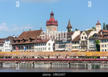 Rathausturm und Kapellbrücke über den Fluss Reuss, Luzern, Luzern, Schweiz Stockfoto