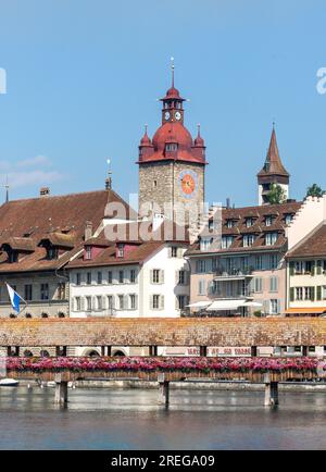 Rathausturm und Kapellbrücke über den Fluss Reuss, Luzern, Luzern, Schweiz Stockfoto