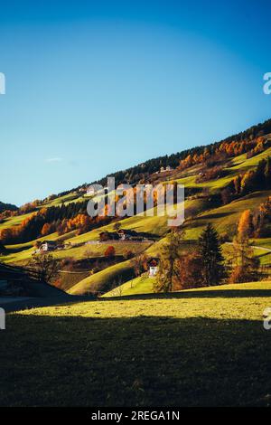 Häuser auf einem Berg bei Sonnenuntergang in Santa Magdalena Dolomiten Tirol Italien Stockfoto