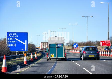 Straßenarbeiten auf der Autobahn M4 in der Nähe der Anschlussstelle 6, Windsor, Berkshire, England, Großbritannien Stockfoto