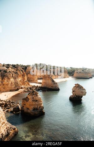 Aussichtspunkt des Strandes und des Bogens in Praia da Marinha, Algarve, Portugal Stockfoto