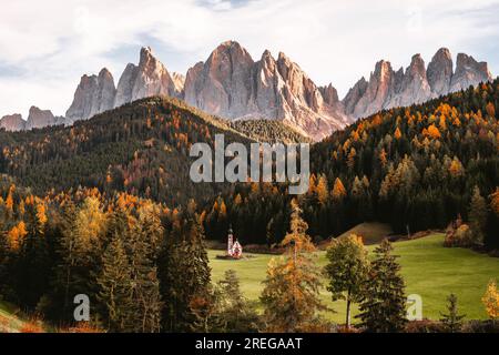 Wunderschöne Aufnahme der Kirche Chiesetta di San Giovanni in Ranui Dolomiten Italien Stockfoto