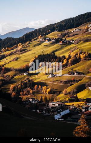 Häuser auf einem Berg bei Sonnenuntergang in Santa Magdalena Dolomiten Tirol Italien Stockfoto