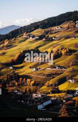 Häuser auf einem Berg bei Sonnenuntergang in Santa Magdalena Dolomiten Tirol Italien Stockfoto
