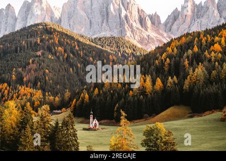 Wunderschöne Aufnahme der Kirche Chiesetta di San Giovanni in Ranui Dolomiten Italien Stockfoto