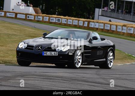 Mercedes-Benz SLR Roadster, Mercedes-Benz SLR Club, Mitglieder dieser legendären Autos auf einer lebhaften Fahrt auf den berühmten Hügel, dem Goodwood Festival of Spe Stockfoto