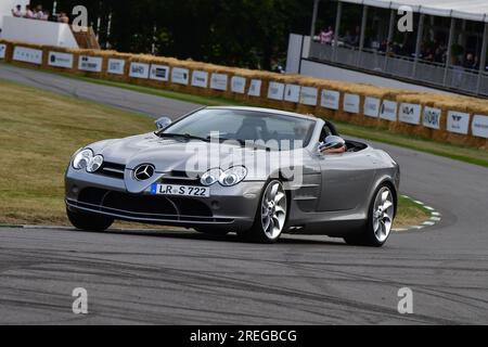 Mercedes-Benz SLR Roadster, Mercedes-Benz SLR Club, Mitglieder dieser legendären Autos auf einer lebhaften Fahrt auf den berühmten Hügel, dem Goodwood Festival of Spe Stockfoto