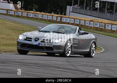 Mercedes-Benz SLR 722 Roadster, Mercedes-Benz SLR Club, Mitglieder dieser legendären Autos auf einer lebhaften Fahrt auf den berühmten Hügel, das Goodwood Festival von Stockfoto