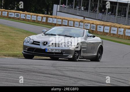 Mercedes-Benz SLR 722 Roadster, Mercedes-Benz SLR Club, Mitglieder dieser legendären Autos auf einer lebhaften Fahrt auf den berühmten Hügel, das Goodwood Festival von Stockfoto