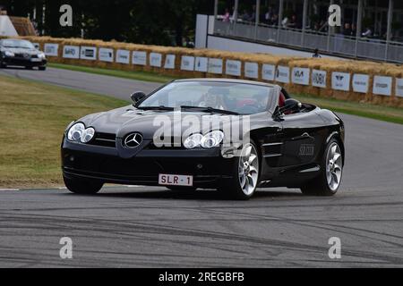 Mercedes-Benz SLR Roadster, Mercedes-Benz SLR Club, Mitglieder dieser legendären Autos auf einer lebhaften Fahrt auf den berühmten Hügel, dem Goodwood Festival of Spe Stockfoto