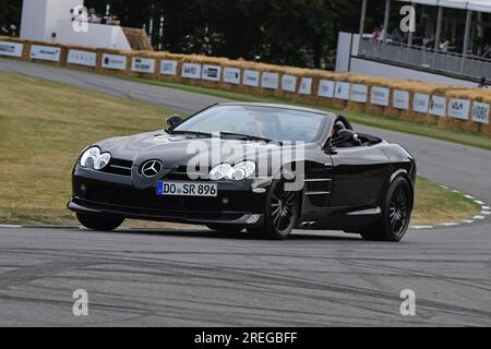 Mercedes-Benz SLR Roadster, Mercedes-Benz SLR Club, Mitglieder dieser legendären Autos auf einer lebhaften Fahrt auf den berühmten Hügel, dem Goodwood Festival of Spe Stockfoto