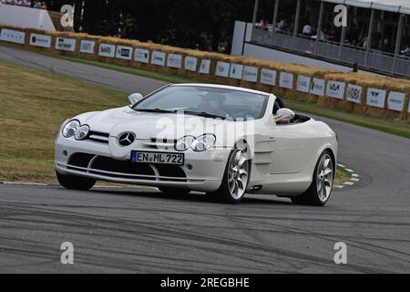 Mercedes-Benz SLR Roadster, Mercedes-Benz SLR Club, Mitglieder dieser legendären Autos auf einer lebhaften Fahrt auf den berühmten Hügel, dem Goodwood Festival of Spe Stockfoto