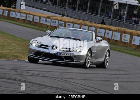 Mercedes-Benz SLR Roadster, Mercedes-Benz SLR Club, Mitglieder dieser legendären Autos auf einer lebhaften Fahrt auf den berühmten Hügel, dem Goodwood Festival of Spe Stockfoto