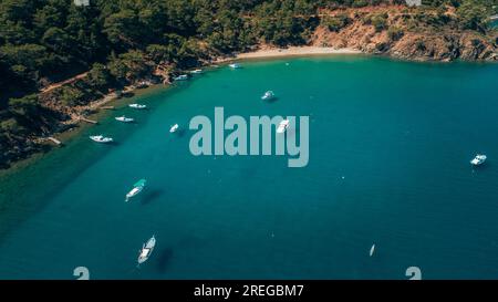 Antalya Turkey Suluada ist eines der schönsten Reiseziele in Adrasan, das man nur mit dem Boot erreichen kann. Auf der Insel gibt es eine Quelle für Süßwasser. Stockfoto