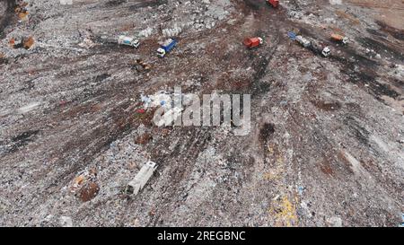Große Mülldeponie in der Nähe der Metropole. Blick von der Drohne. Stockfoto