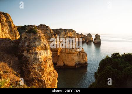 Wunderbarer Blick auf Ponta da Piedade während des Sonnenaufgangs in Lagos, Algarve, Portugal Stockfoto